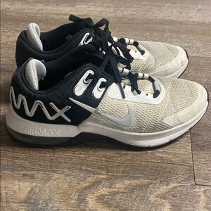 Nike Air Max Womens Size 8 Black and Cream Sneakers